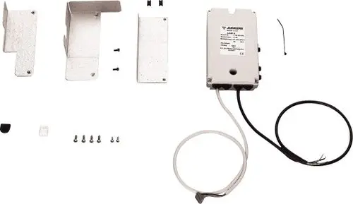 Modul von Bosch mit verschiedenen Halterungen, Schrauben und Kabeln. Es handelt sich um die elektrische Steuerung eines Lüfters. Komponenten sind übersichtlich angeordnet.